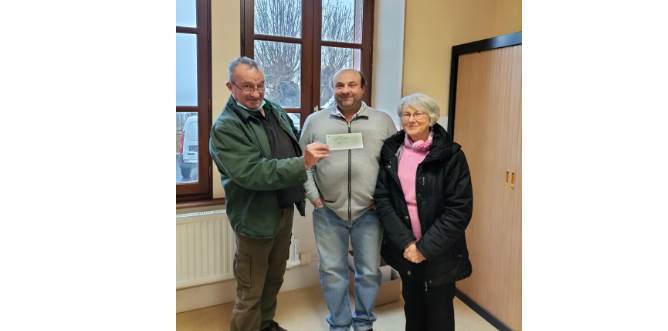 Remise d'un chèque de soutien à la Mairie de Cros pour la restauration de la châsse reliquaire du Moyen Age de l'église pasoissiale Remise d'un chèque de soutien à la Mairie de Cros pour la restauration de la châsse reliquaire du Moyen Age de l'église pasoissiale