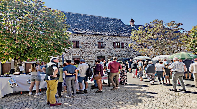 Quand le parvis de l'église rime avec rassemblement amical et convivial Quand le parvis de l'église rime avec rassemblement amical et convivial