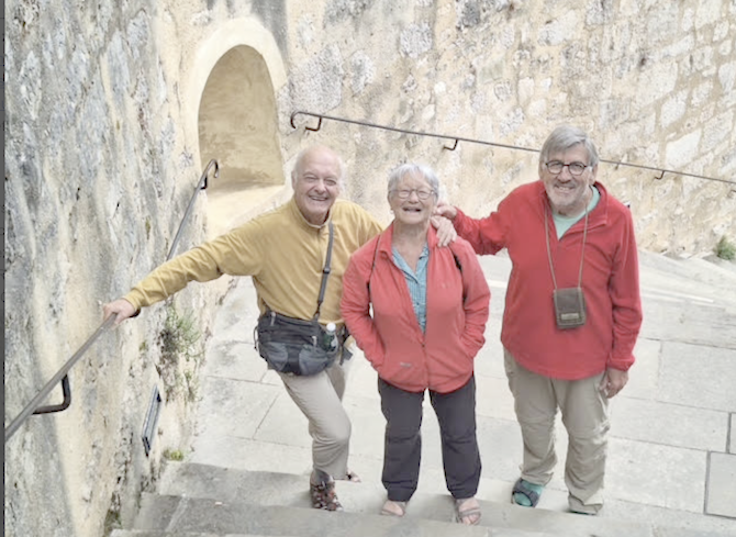 Quand les premiers pelerins remercient les personnes qui les ont accueillis à Cros !