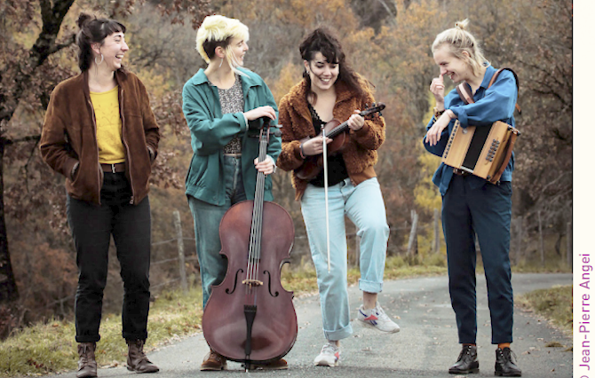 Le groupe Peldrut à la rencontre des habitants de l'Artense dans le cadre du festival Voix et Patrimoines